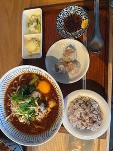 赤くて狭いアジアの食堂 usagi