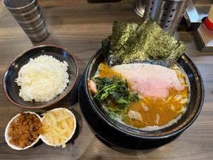 王道家直系 家系ラーメン がく