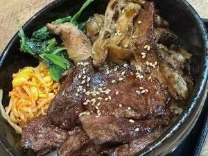 石臼挽き生そば 炭火焼肉丼 さくら