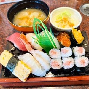魚魚網中水産直営 魚魚家
