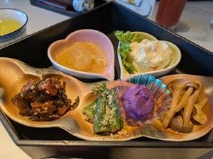お食事会場 双泉の宿 朱白