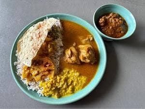 スパイスカレー モクロミ