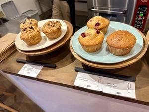 THE MUFFINS & GRANOLA MAN