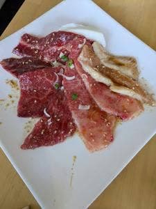 炭火焼肉・ホルモンの店 肉八や