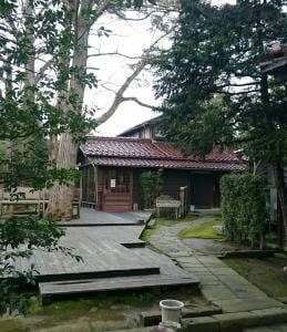 聴山房
