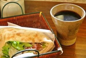 屋根に花壇のあるお店