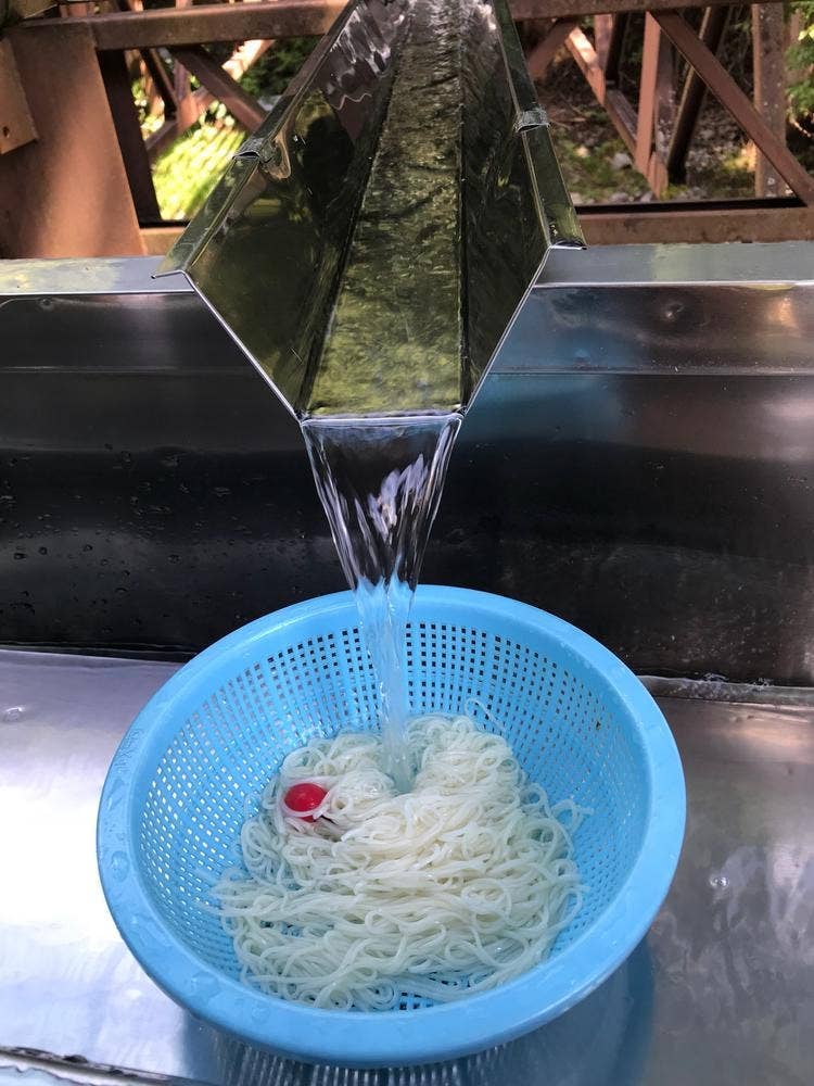 滝流しそうめん