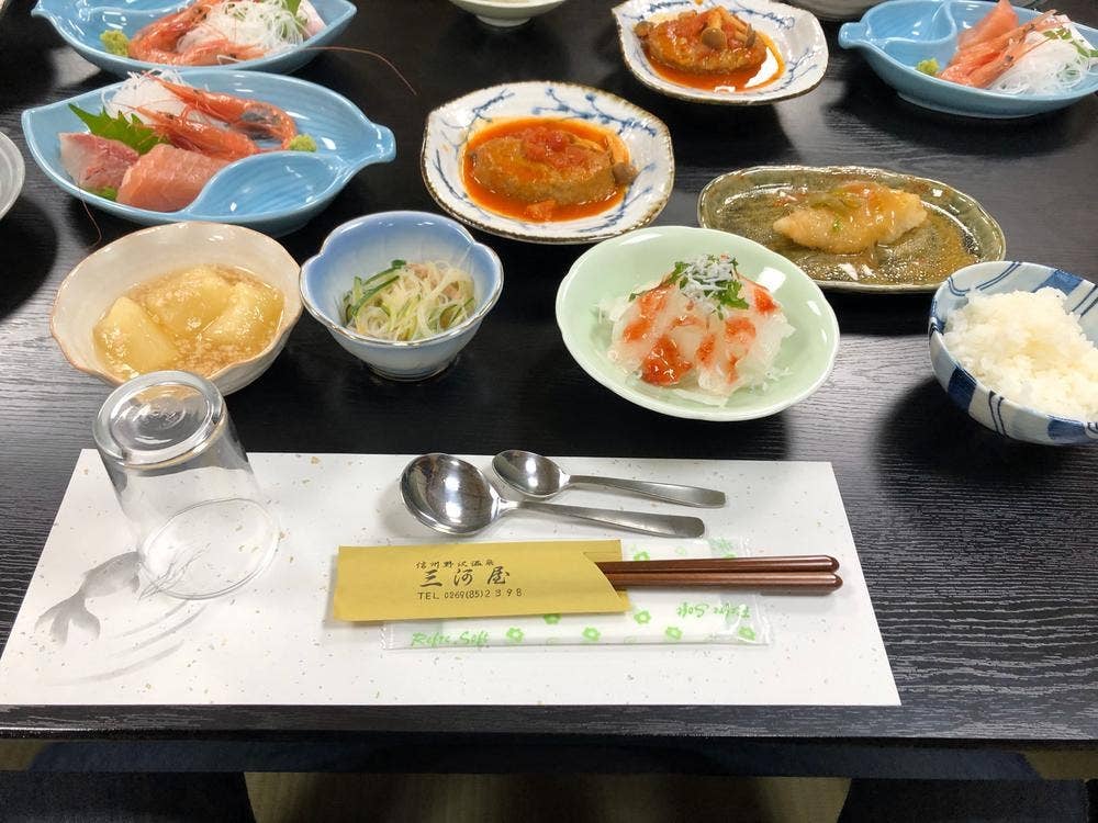 三河屋 食事処