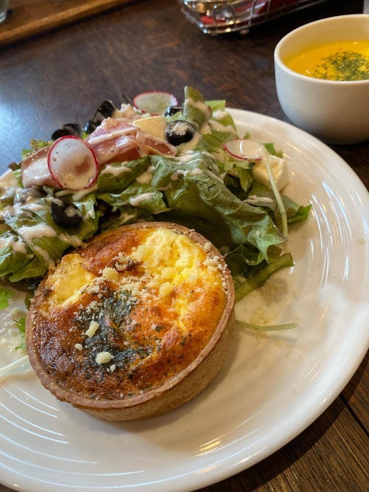 THE GLOBE ANTIQUES & CAFE