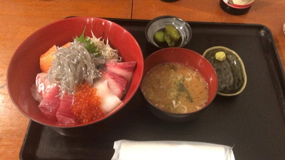 オーシャンビュー 朝どれ鮮魚の海鮮丼 魚 ○