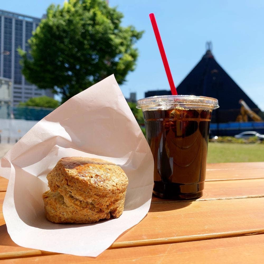 まちの本とサンドイッチ