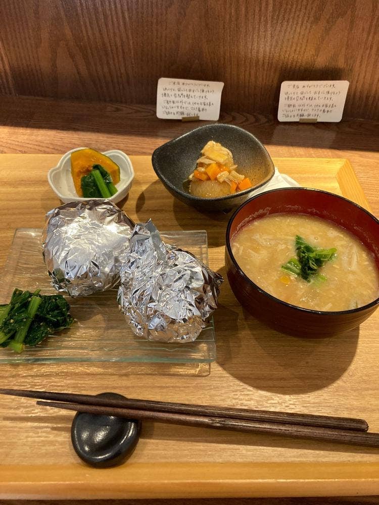 めっちゃん結びとお味噌汁