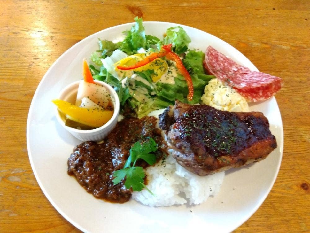 肉と魚と愉快な仲間達 ホワイト ブラウン