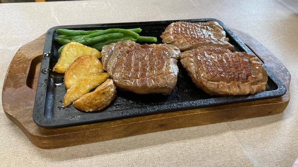 ステーキ黒べこ。