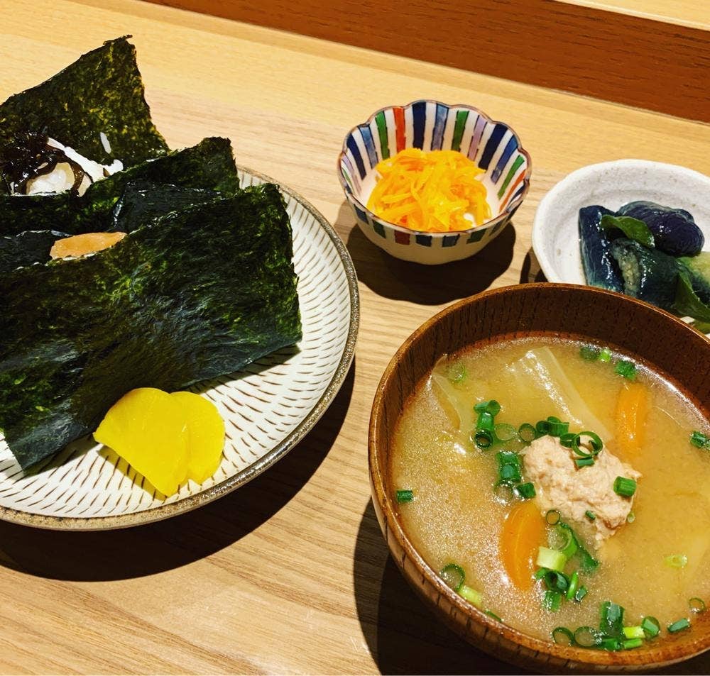 三一八