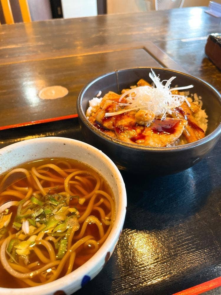 豚丼と摩周そば くまうし