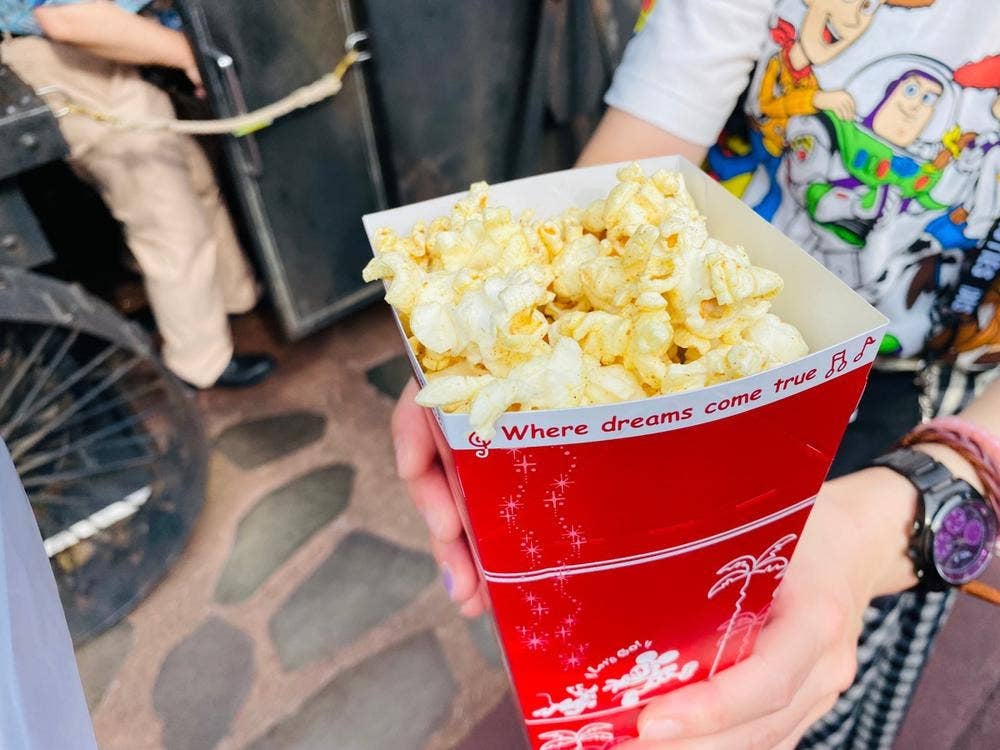 ディズニーランド ポップコーン取り扱いワゴン トレーディングポスト横