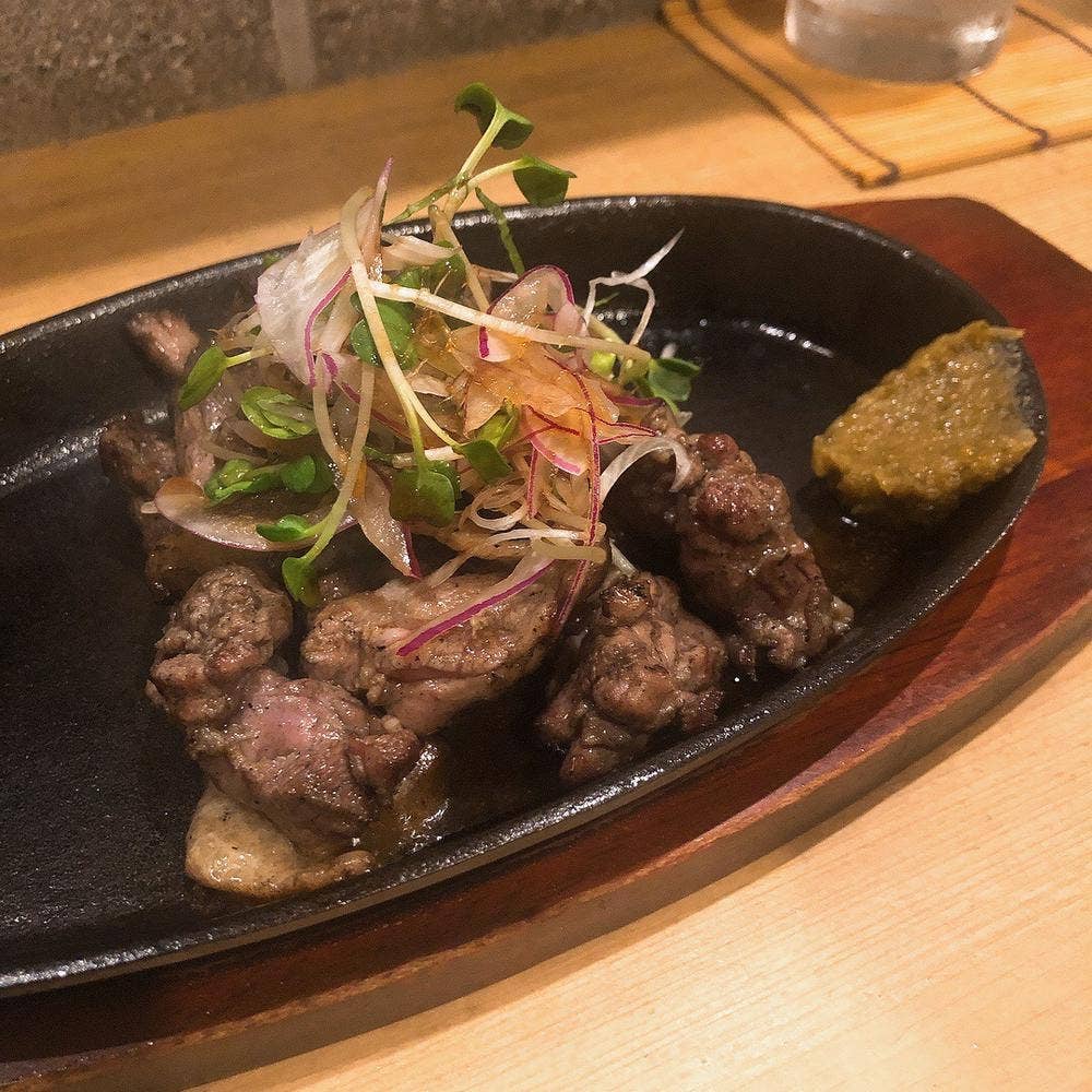 地鶏や 虎視眈々