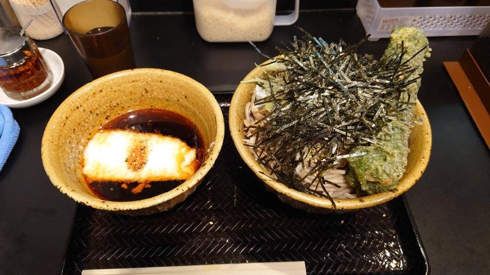 なぜ蕎麦にラー油を入れるのか。池袋南口店