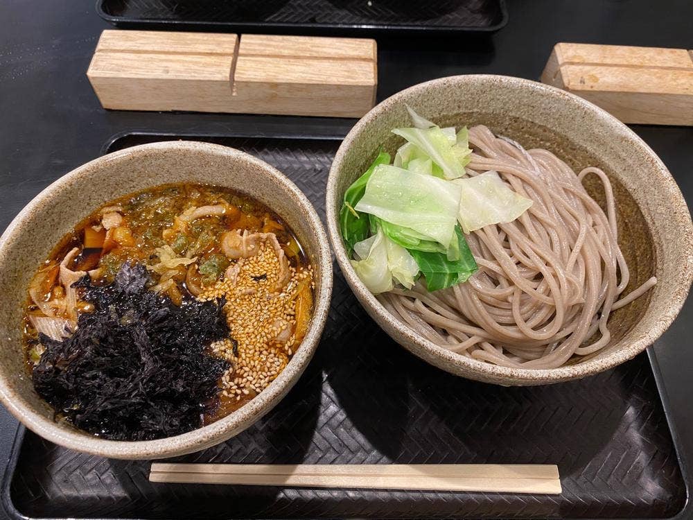 なぜ蕎麦にラー油を入れるのか。渋谷店