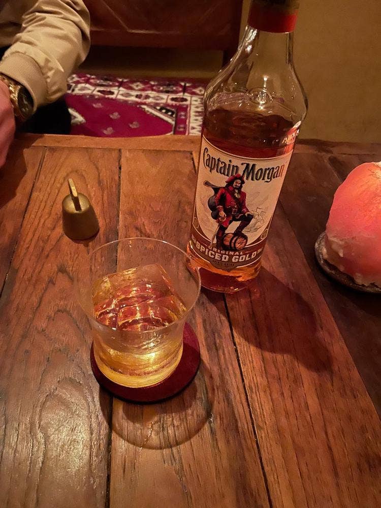 太陽と月のBar Tovarisch