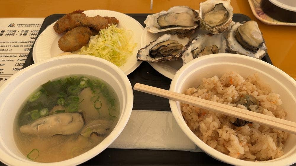 波有手のカキ小屋