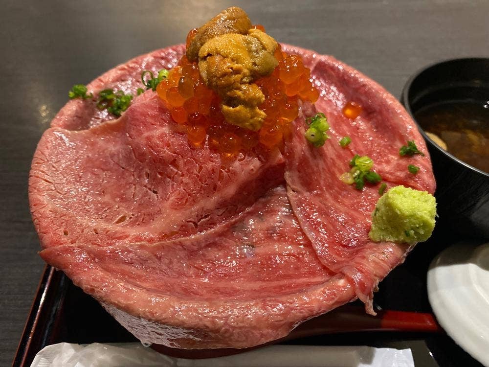 吉祥寺 肉ドレス海鮮丼 本店