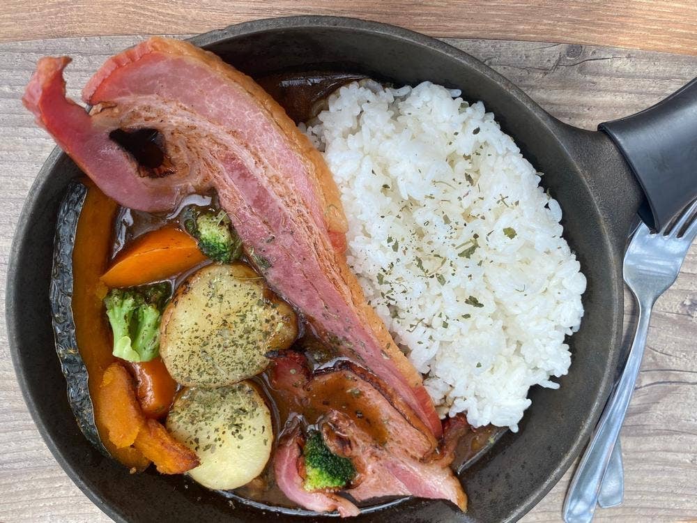 スキレットカレーこな雪とんとん 道と川の駅 花ロードえにわ