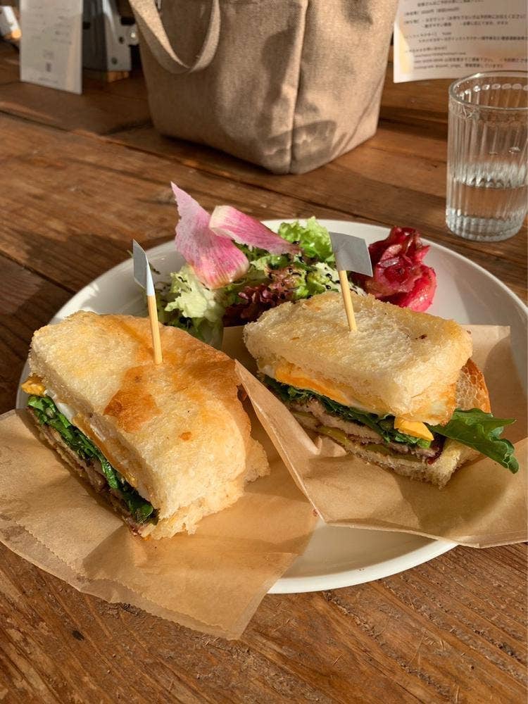 earth tree cafe MONTO