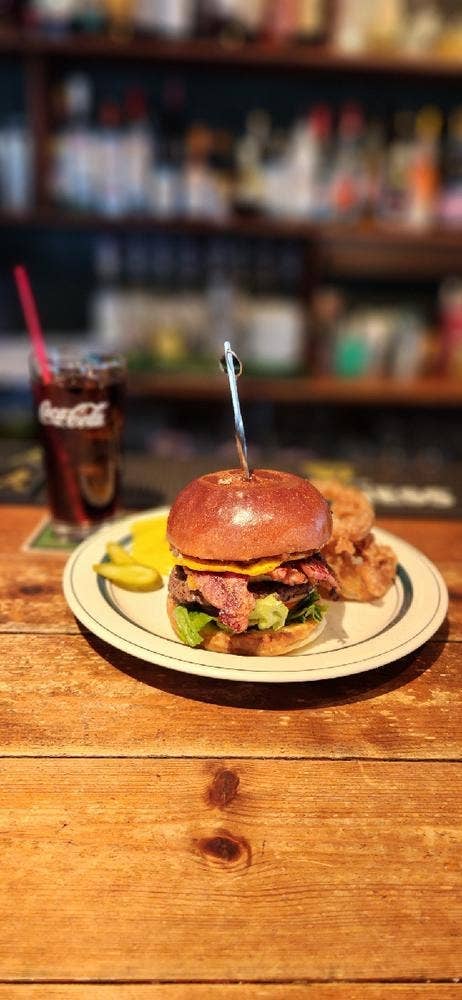 THE CORNER Hamburger&Saloon