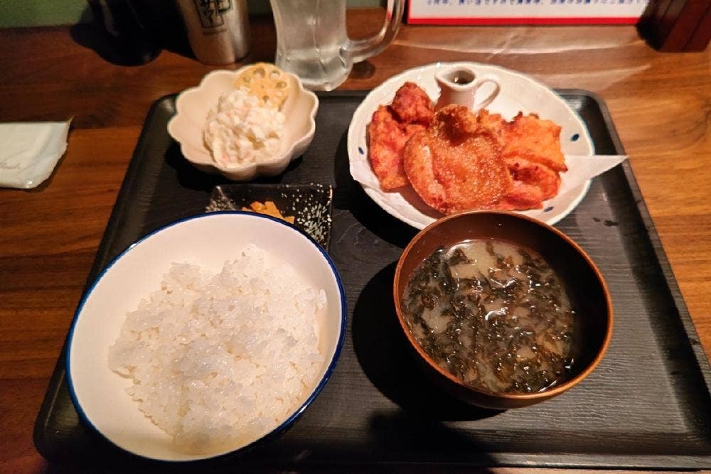 海鮮と布袋ザンギ 元祖ほうじ茶カレー Nikomaruにこまる 北1条酒場