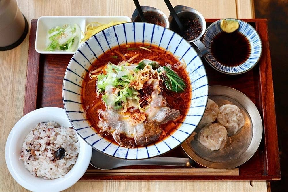 赤くて狭いアジアの食堂 usagi