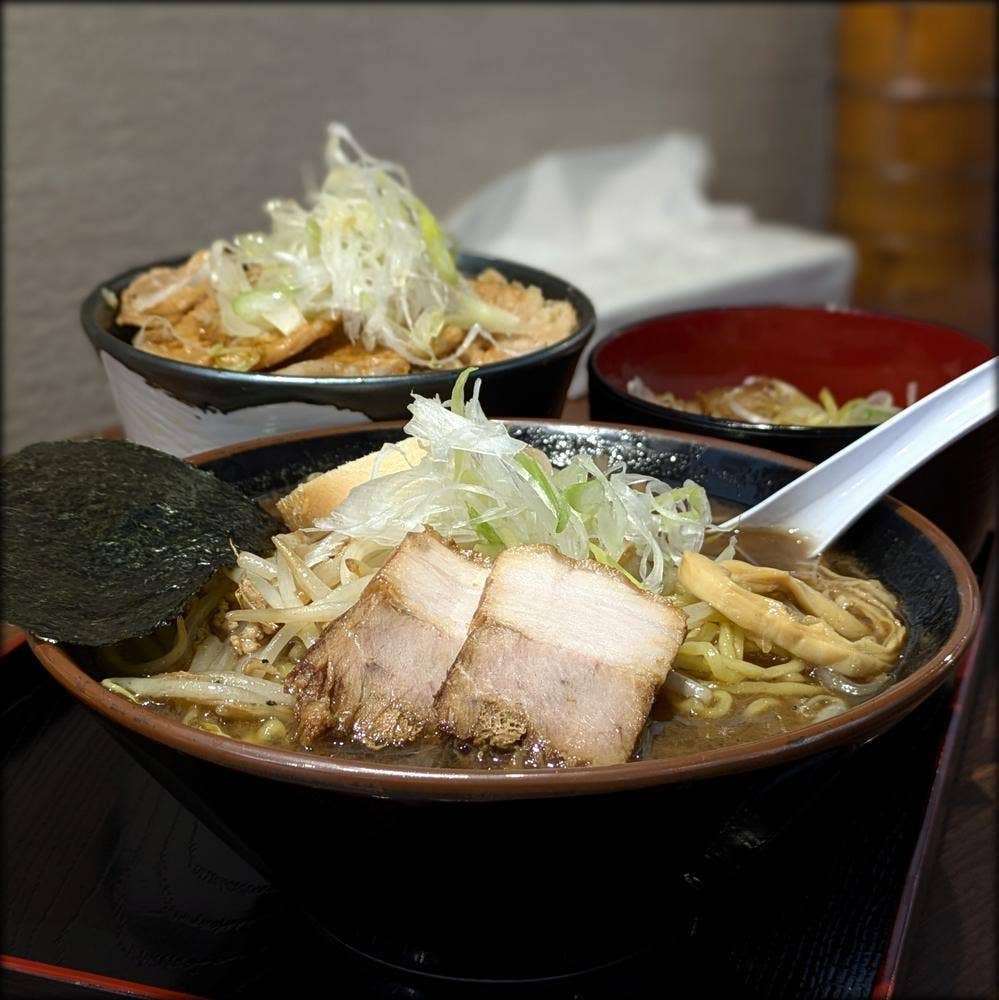 ラーメン豚丼処二代目けけけ × 豚吉城 本通店