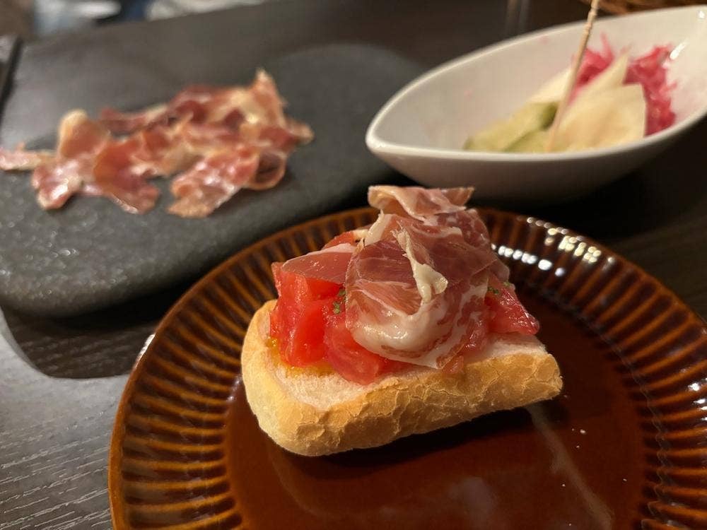 熱海 本格パエリアとステーキとワイン バルデビノス