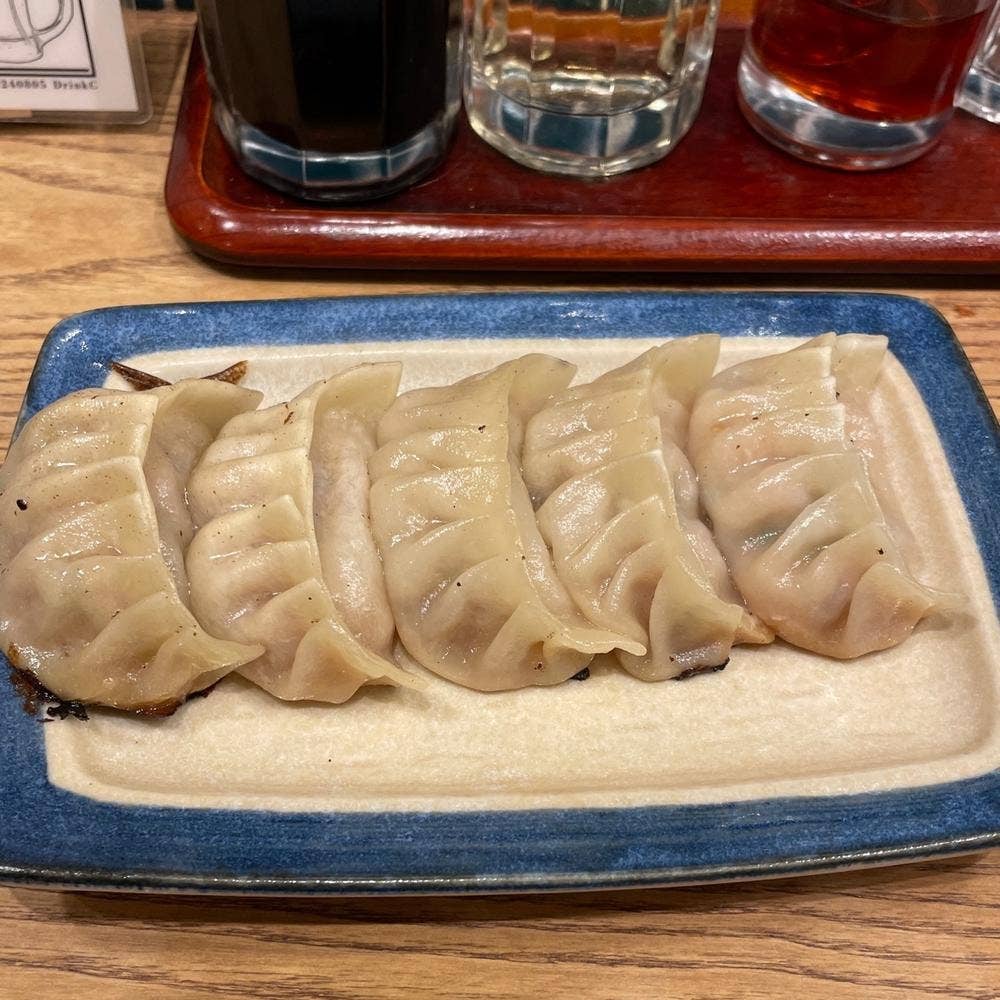 肉汁餃子と煮込みの酒場。しんちゃん