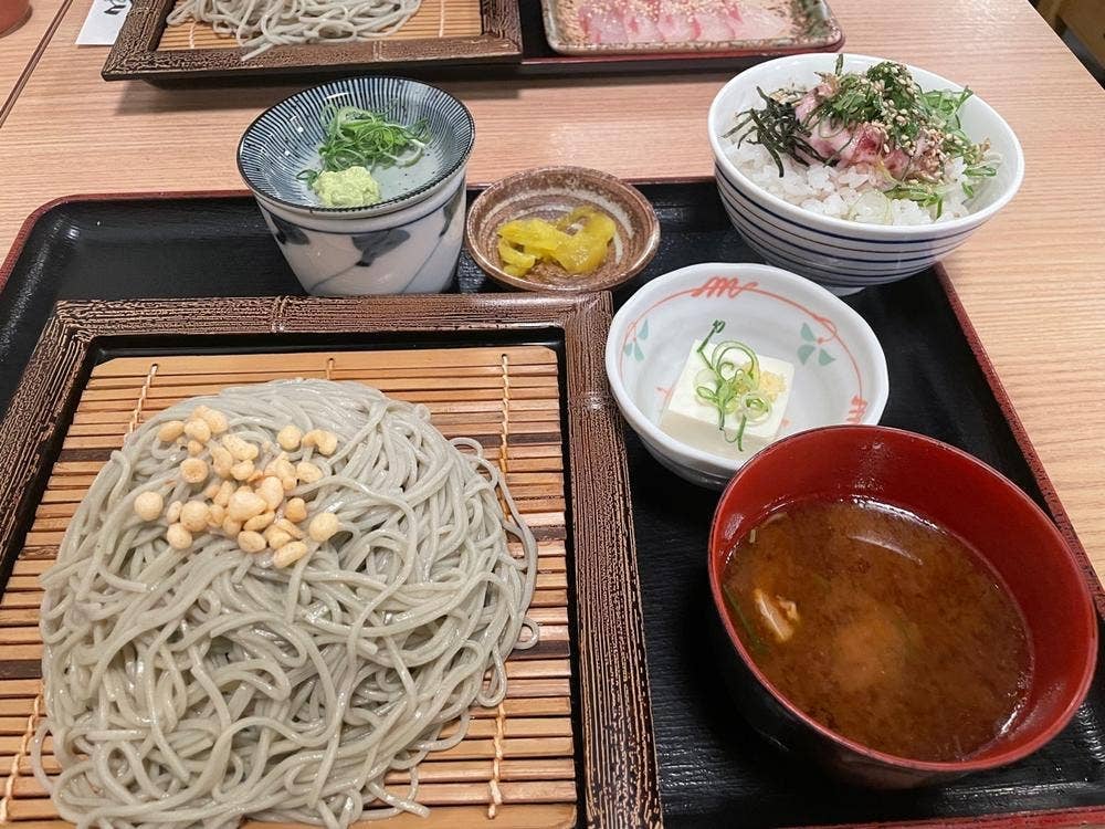 生本まぐろ へぎそば 炉端焼 魚然
