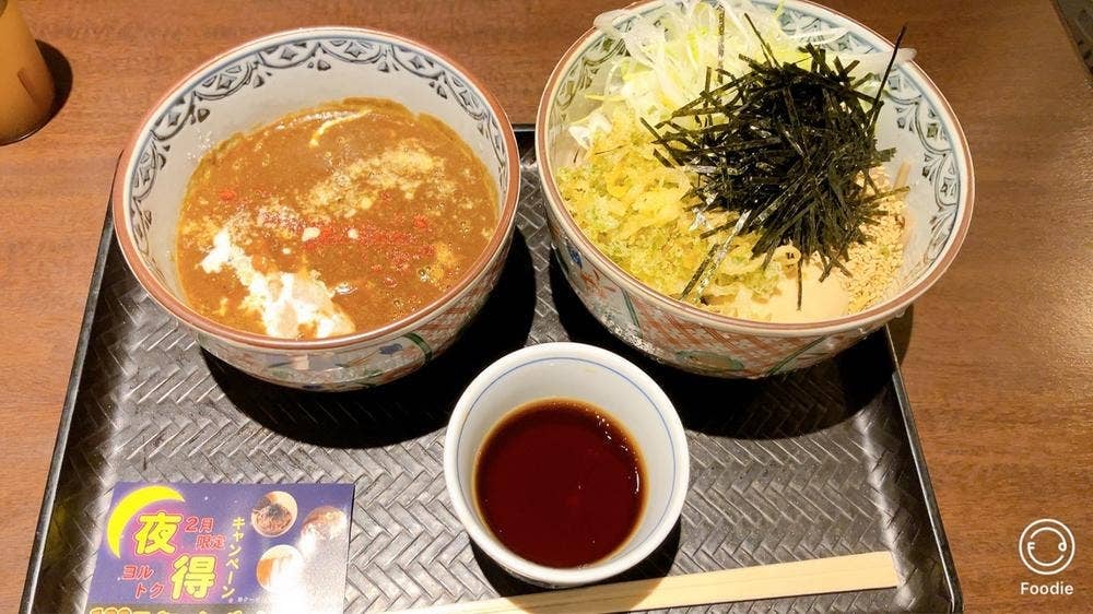 なぜ蕎麦にラー油を入れるのか。大塚店