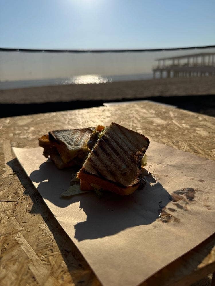 The SUNSET Pier & Café