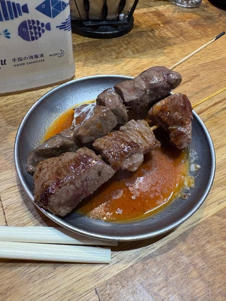 立ち呑みホルモン串とワイン マミィ