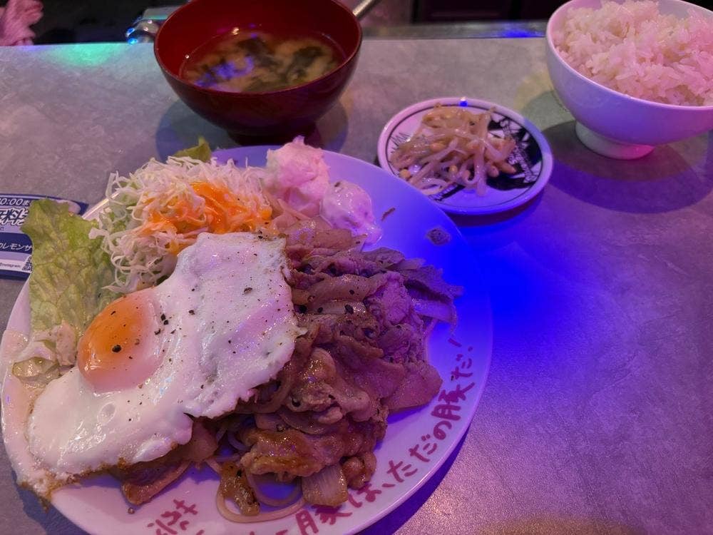蒸し豚専門店 隕石