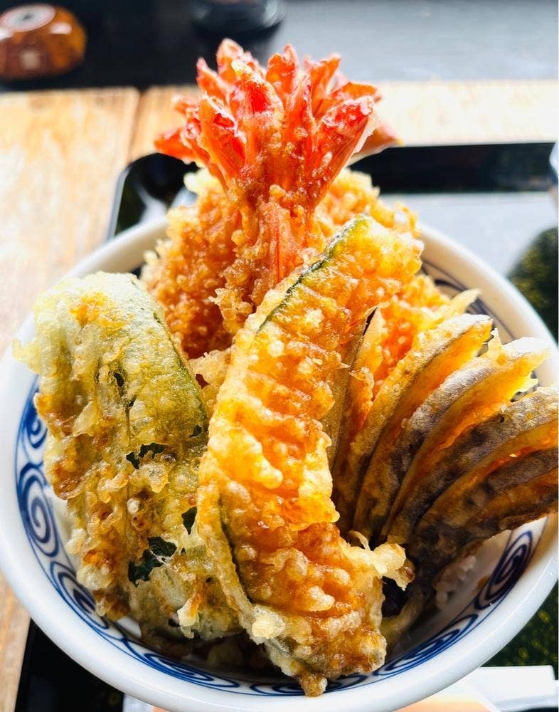 光る海