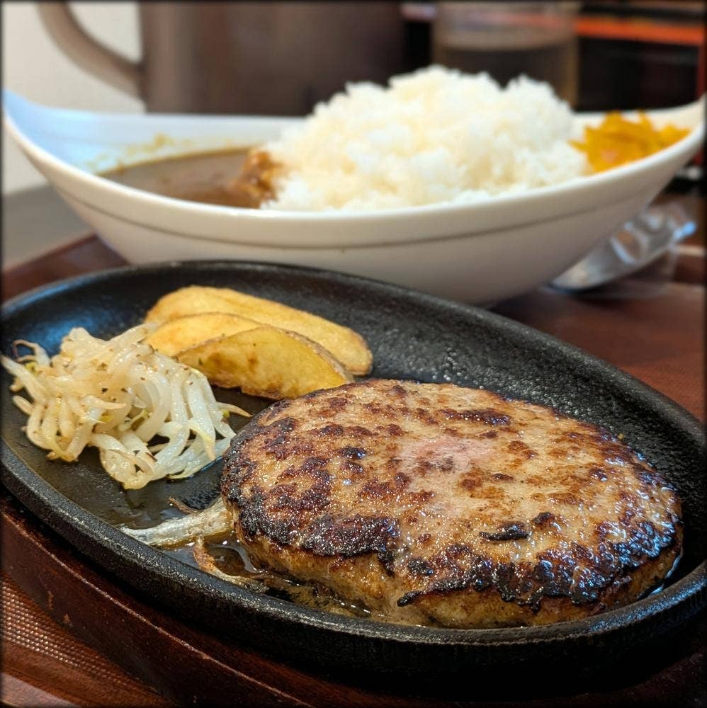 箸で食べる あつあつ鉄皿ハンバーグとカレーのお店