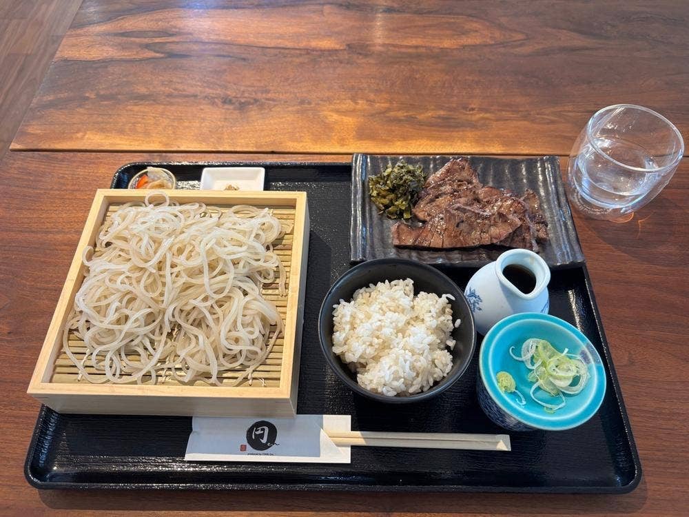 円