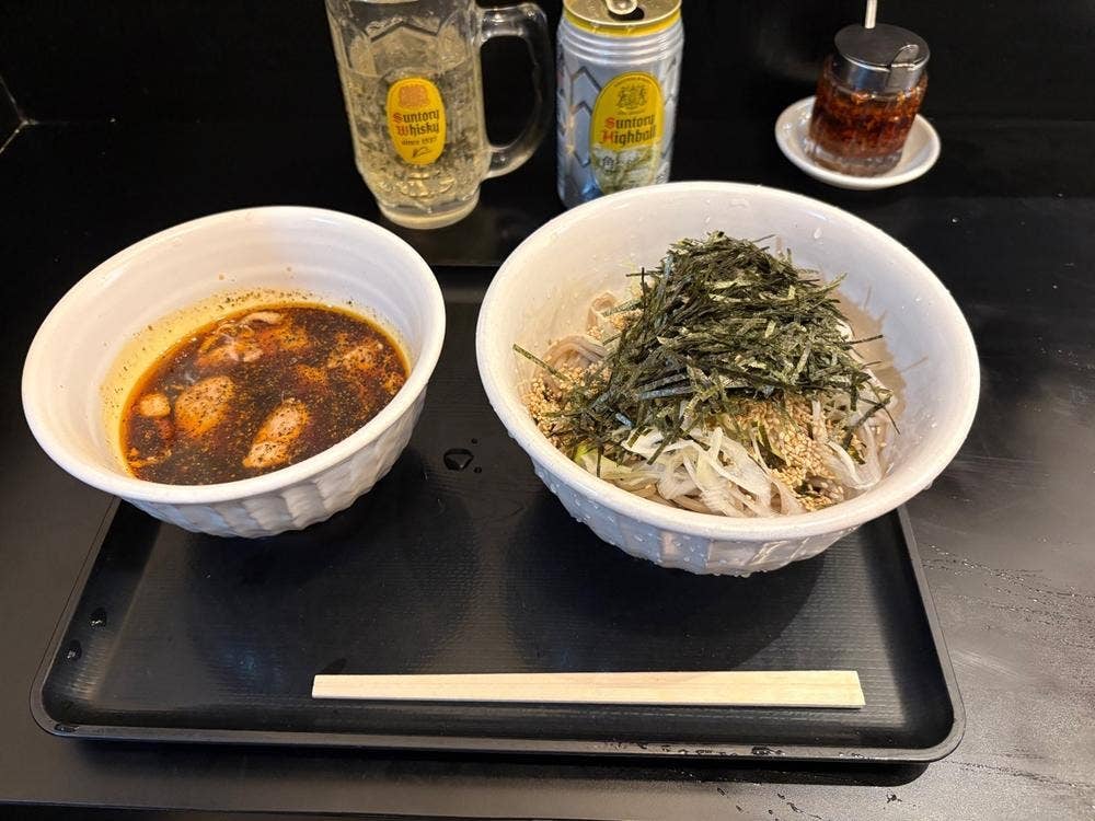 なぜ蕎麦にラー油を入れるのか。池袋西口店