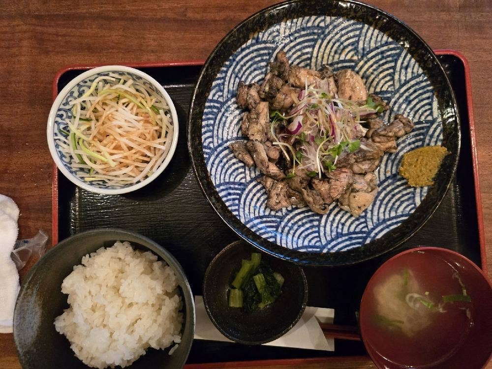 地鶏や 虎視眈々