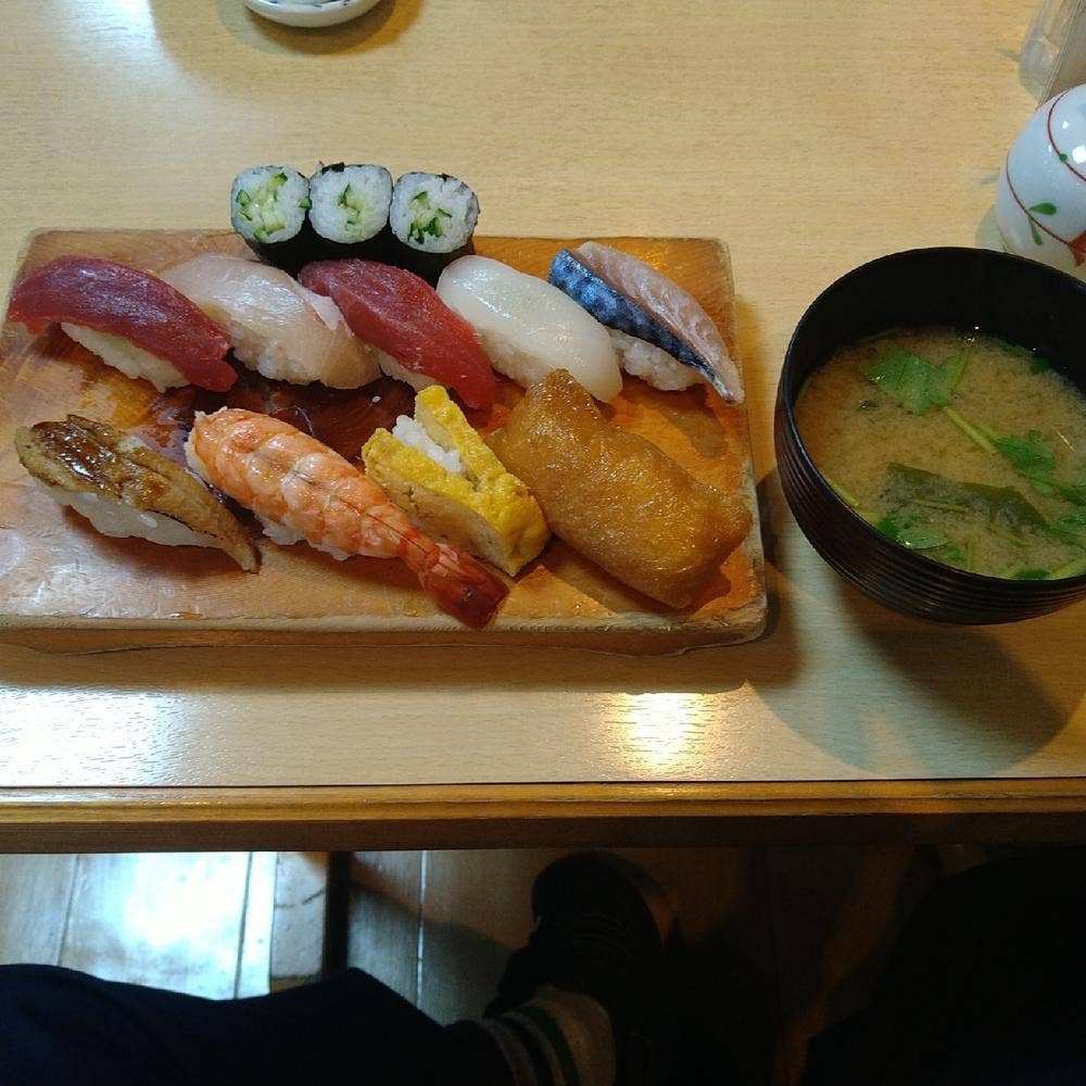 円