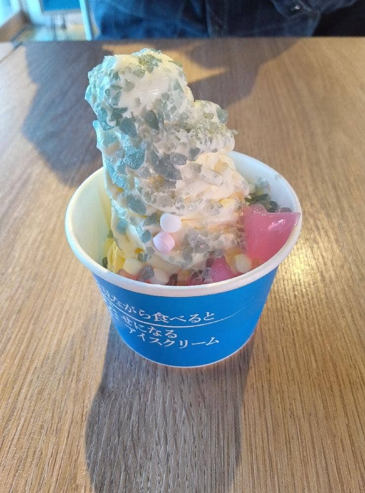 海を見ながら食べると幸せになれるアイス