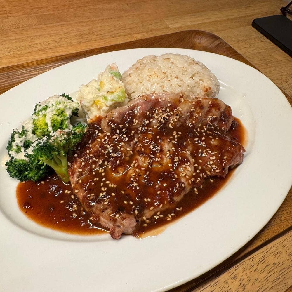 E・A・T GRILL & BAR