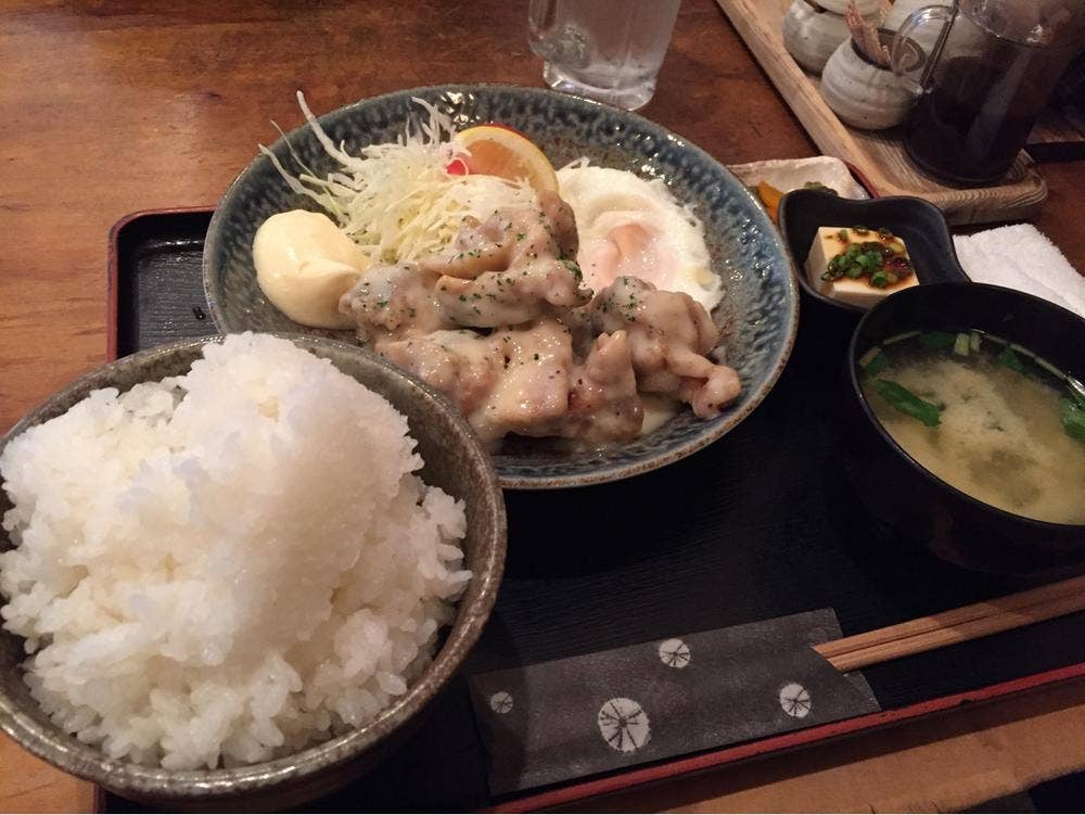 たべものや跳扉