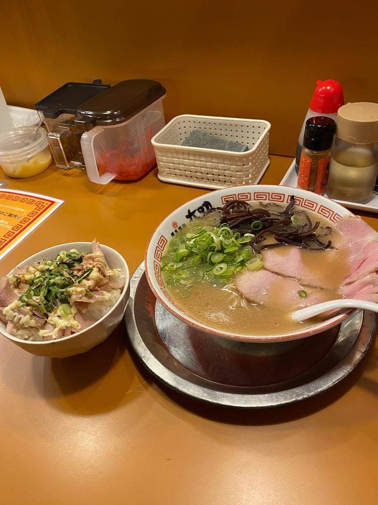 本場博多豚骨ラーメン 六助
